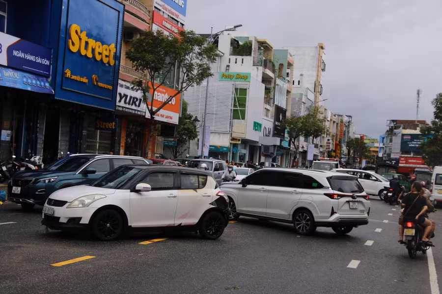 Hàng loạt ô tô bị mắc cạn sau trận mưa lịch sử.