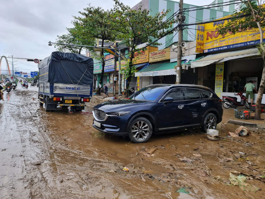 Ùn tắc kéo dài gần 10km khiến giao thông “tê liệt” trên đường Lê Duẩn đến cầu vượt Ngã Ba Huế. Người dân hỗ trợ chủ phương tiện đưa xe lên lề đường. Ùn tắc kéo dài gần 10km khiến giao thông “tê liệt” trên đường Lê Duẩn đến cầu vượt Ngã Ba Huế. Người dân hỗ trợ chủ phương tiện đưa xe lên lề đường.