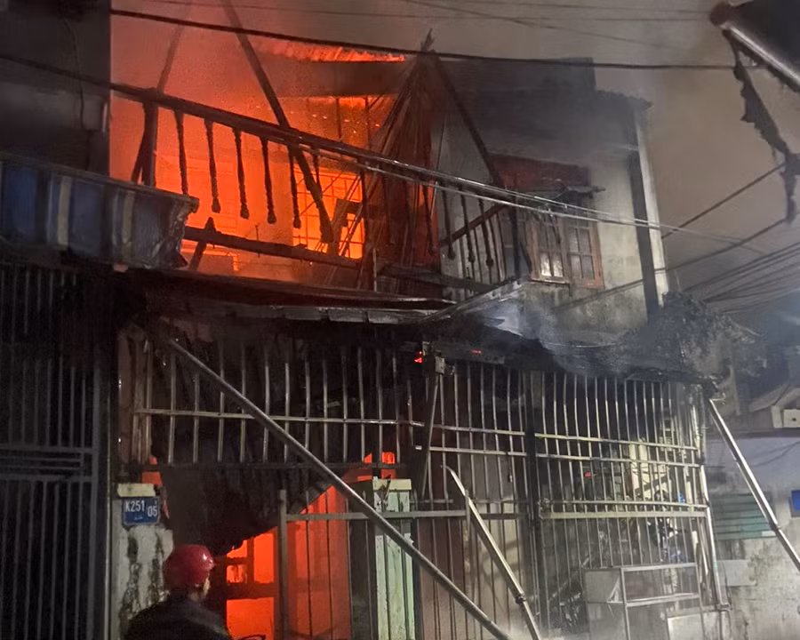 Căn nhà bốc cháy dữ dội lúc rạng sáng. Ảnh: Công an Đà Nẵng. 