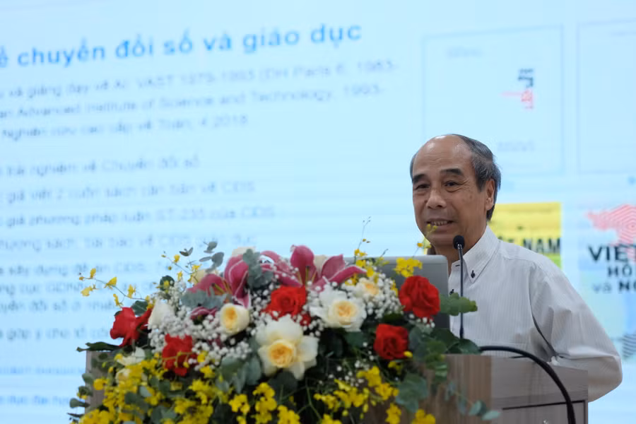 GS.TS Hồ Tú Bảo đóng góp ý kiến tại buổi họp. Ảnh: Hoàng Vinh.