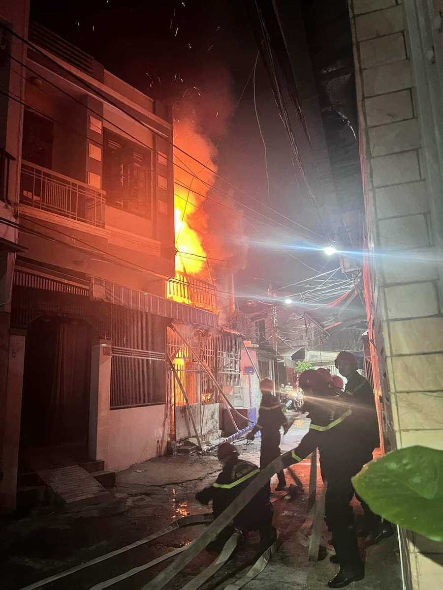 Lực lượng cảnh sát chữa cháy triển khai phương án dập lửa và cứu người bị mắc kẹt. Ảnh: Công an Đà Nẵng. Lực lượng cảnh sát chữa cháy triển khai phương án dập lửa và cứu người bị mắc kẹt. Ảnh: Công an Đà Nẵng.