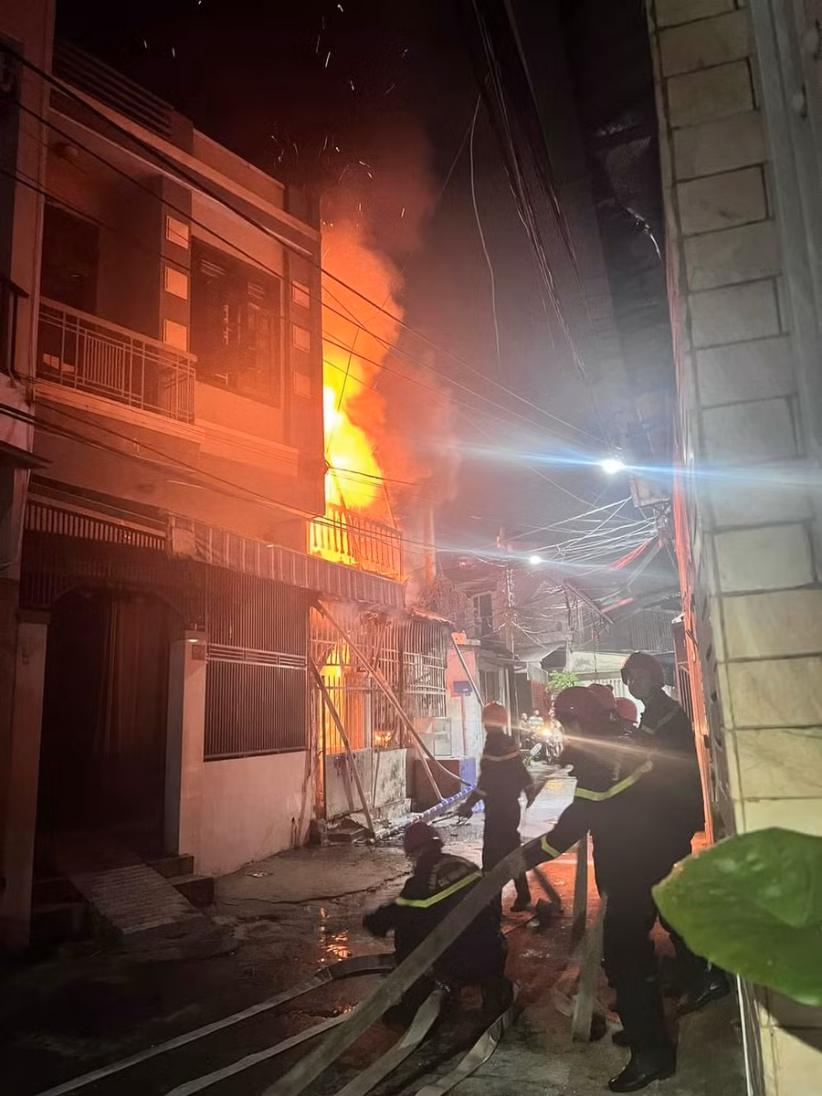 Lực lượng cảnh sát chữa cháy triển khai phương án dập lửa và cứu người bị mắc kẹt. Ảnh: Công an Đà Nẵng.