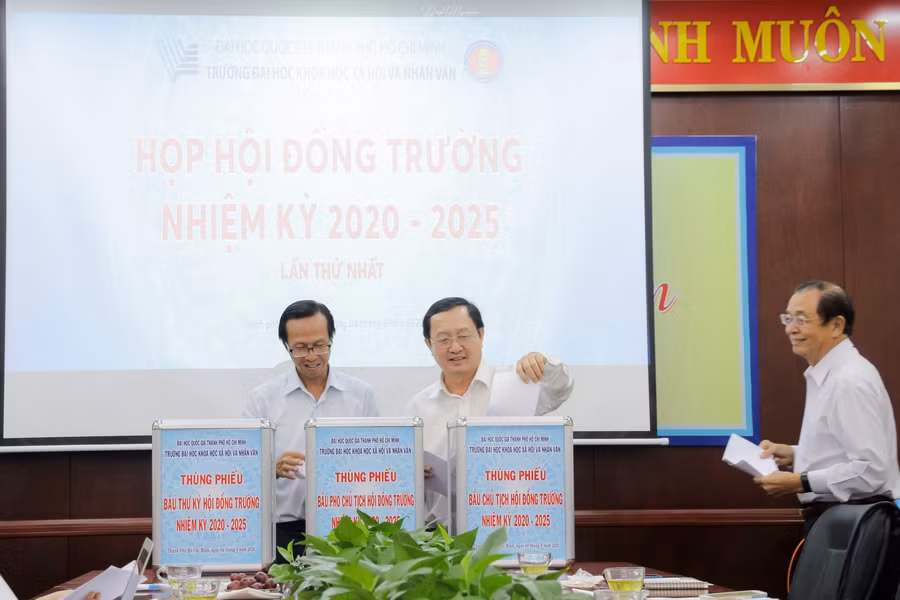 Các đại biểu tiến hành bỏ phiếu bầu Chủ tịch Hội đồng trường ĐH KHXH&amp;NV TP.HCM nhiệm kỳ 2020-2025