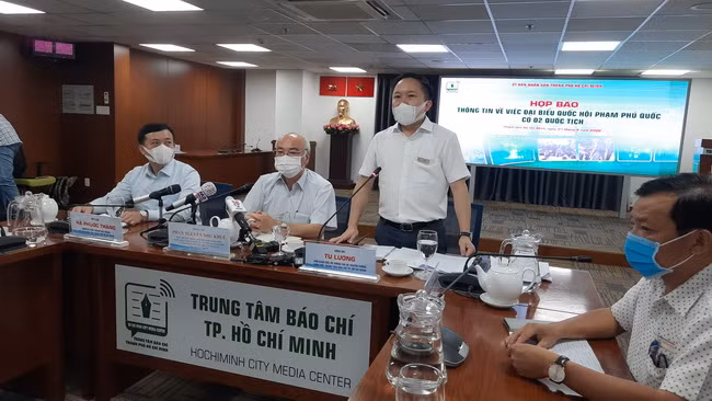 Ông Từ Lương - Phó GĐ Sở TT&TT TP.HCM thông tin với báo chí