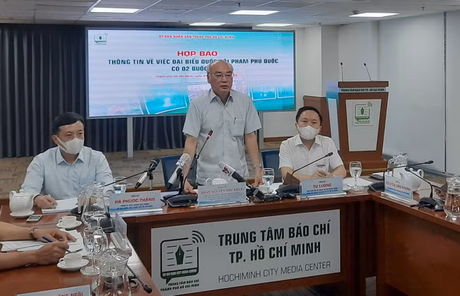 Ông Phan Nguyễn Như Khuê trả lời các câu hỏi của PV tại cuộc họp báo