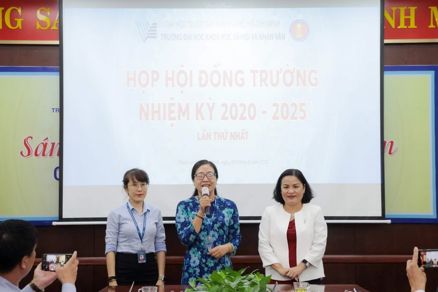 TS. Lê Thị Ngọc Điệp - Bí thư Đảng ủy giữ chức Chủ tịch Hội đồng trường và PGS.TS Ngô Thị Phương Lan - Hiệu trưởng giữ chức Phó Chủ tịch Hội đồng trường ĐH KHXH&NV TP.HCM nhiệm kỳ 2020-2025.