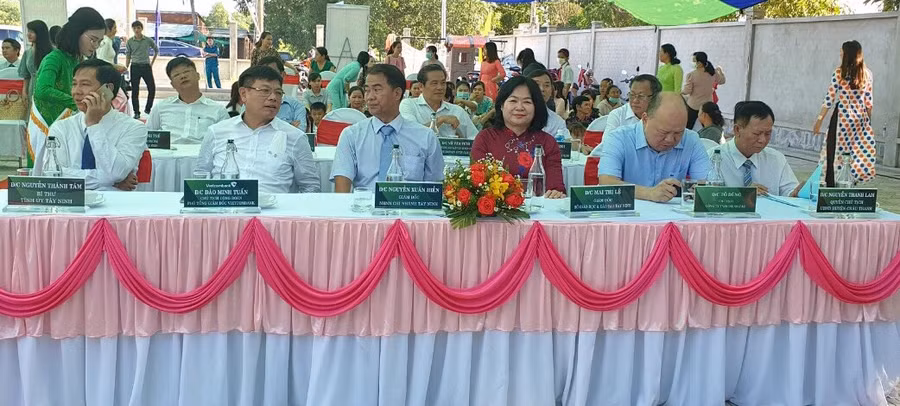 Các đại biểu tham dự lễ