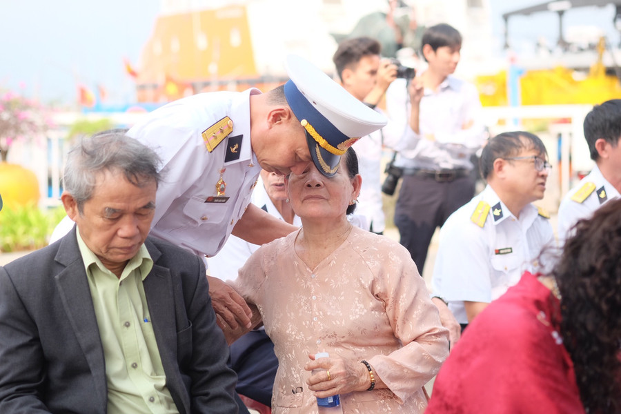 Đồng đội bên cạnh người thân của các liệt sĩ. Đồng đội bên cạnh người thân của các liệt sĩ.