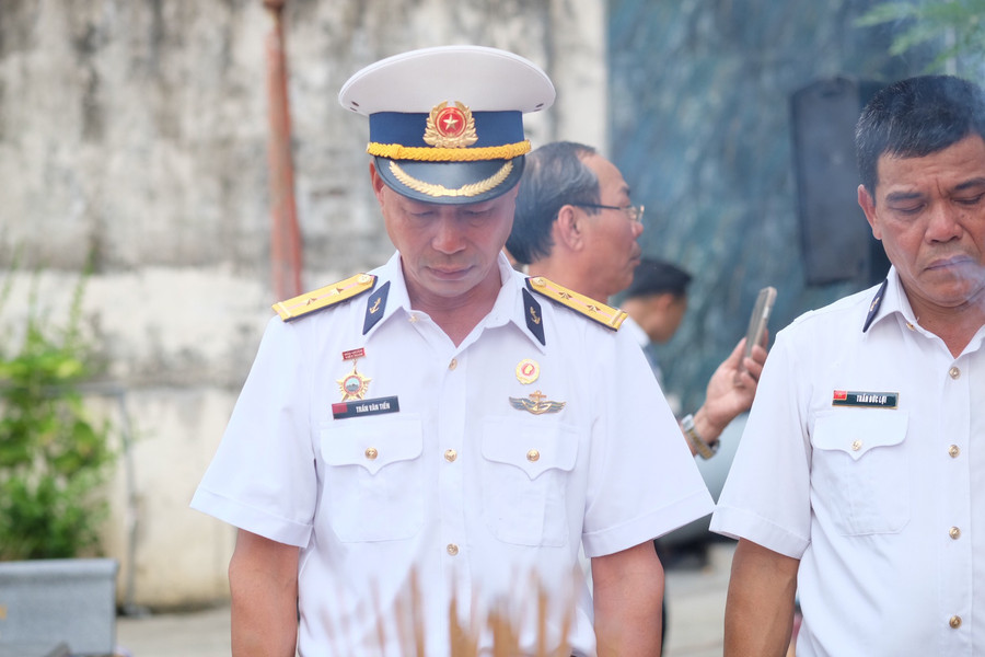 Đồng đội bùi ngùi xúc động tại lễ tưởng niệm 36 năm ngày hy sinh của các anh hùng, liệt sĩ tại đảo Gạc Ma, quần đảo Trường Sa. Đồng đội bùi ngùi xúc động tại lễ tưởng niệm 36 năm ngày hy sinh của các anh hùng, liệt sĩ tại đảo Gạc Ma, quần đảo Trường Sa.