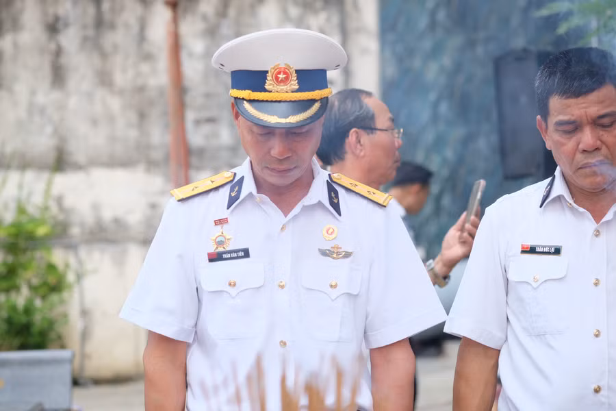 Đồng đội bùi ngùi xúc động tại lễ tưởng niệm 36 năm ngày hy sinh của các anh hùng, liệt sĩ tại đảo Gạc Ma, quần đảo Trường Sa.