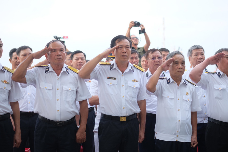 Đồng đội, thân nhân dâng hương tưởng nhớ các liệt sĩ. Đồng đội, thân nhân dâng hương tưởng nhớ các liệt sĩ.