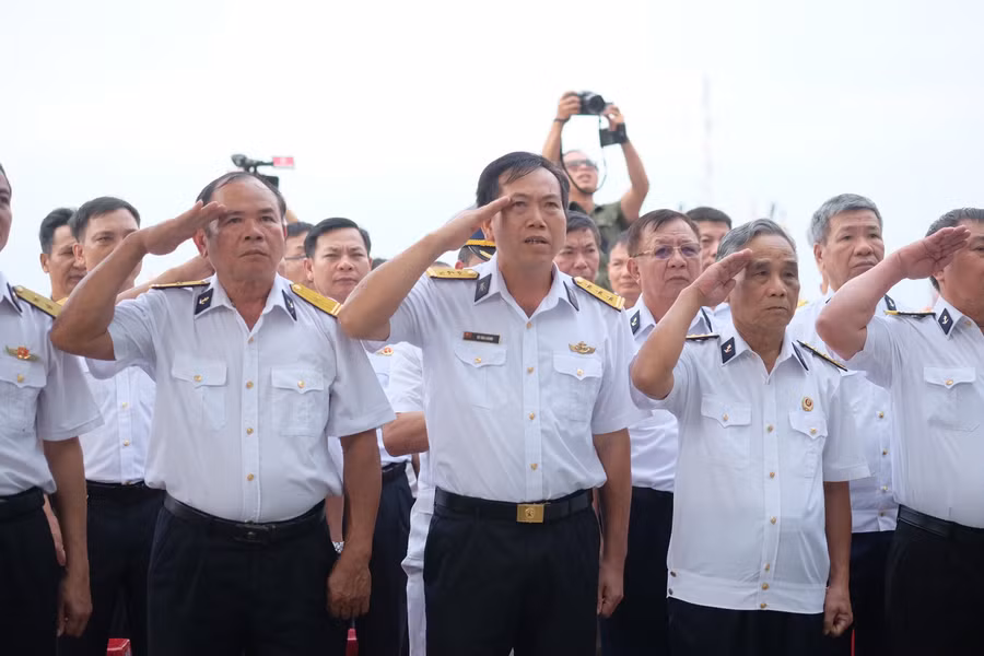 Đồng đội, thân nhân dâng hương tưởng nhớ các liệt sĩ.