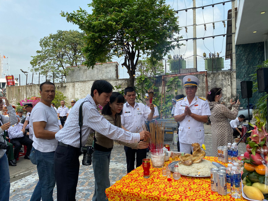 Các phóng viên thắp hương tưởng nhớ các chiến sĩ đã hy sinh để bảo vệ biển đảo của Tổ quốc. Các phóng viên thắp hương tưởng nhớ các chiến sĩ đã hy sinh để bảo vệ biển đảo của Tổ quốc.