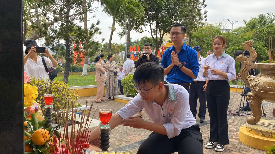 Sinh viên Trường Đại học Đông Á đến thắp hương tại Lễ tưởng niệm các chiến sĩ đã hy sinh trong lúc làm nhiệm vụ bảo vệ đảo Gạc Ma (thuộc quần đảo Trường Sa, của Việt Nam).