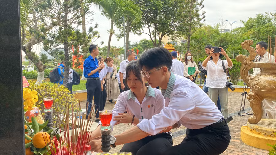 Sinh viên thắp hương tưởng niệm các chiến sĩ hy sinh bảo vệ đảo Gạc Ma. 