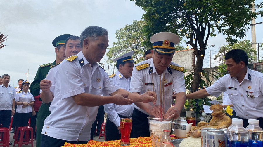 "Máu đào của các đồng chí đổ xuống để tô thắm thêm lá cờ Tổ Quốc, để đất nước nở hoa. Chúng tôi xin kính cẩn thắp nén nhang này tỏ lòng biết ơn, tri ân các đồng chí trong sự nghiệp bảo vệ Tổ quốc", Đại tá Hoàng Duy Lập, nguyên Trung đoàn Trưởng Trung đoàn Công binh 83 nói. "Máu đào của các đồng chí đổ xuống để tô thắm thêm lá cờ Tổ Quốc, để đất nước nở hoa. Chúng tôi xin kính cẩn thắp nén nhang này tỏ lòng biết ơn, tri ân các đồng chí trong sự nghiệp bảo vệ Tổ quốc", Đại tá Hoàng Duy Lập, nguyên Trung đoàn Trưởng Trung đoàn Công binh 83 nói.