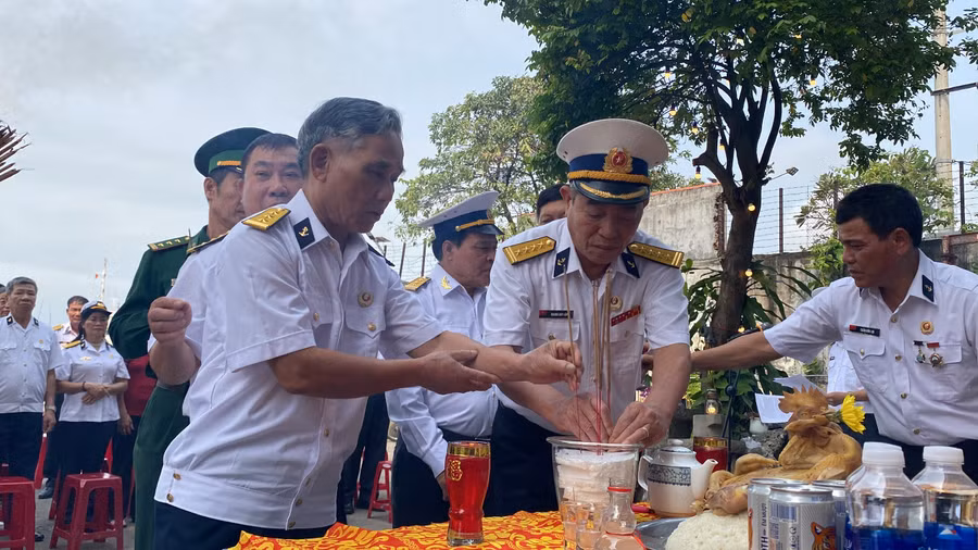 "Máu đào của các đồng chí đổ xuống để tô thắm thêm lá cờ Tổ Quốc, để đất nước nở hoa. Chúng tôi xin kính cẩn thắp nén nhang này tỏ lòng biết ơn, tri ân các đồng chí trong sự nghiệp bảo vệ Tổ quốc", Đại tá Hoàng Duy Lập, nguyên Trung đoàn Trưởng Trung đoàn Công binh 83 nói.