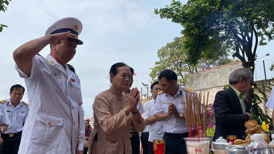 Mẹ Trần Thị Huệ, (82 tuổi, mẹ của liệt sĩ Lê Thế) chia sẻ, năm nào đồng đội của các liệt sĩ cũng làm lễ giỗ chung, đã giúp những gia đình thân nhân khác cảm thấy ấm lòng. Mẹ Trần Thị Huệ, (82 tuổi, mẹ của liệt sĩ Lê Thế) chia sẻ, năm nào đồng đội của các liệt sĩ cũng làm lễ giỗ chung, đã giúp những gia đình thân nhân khác cảm thấy ấm lòng.