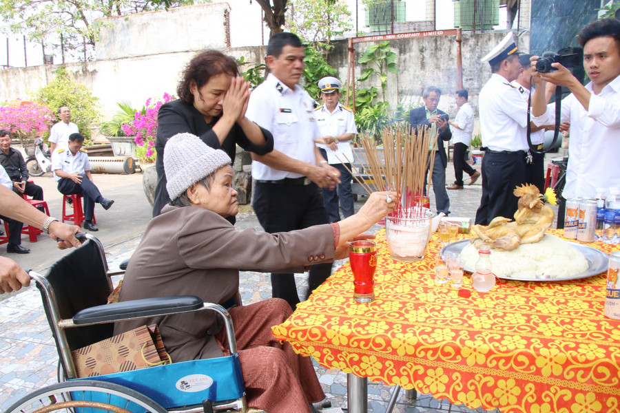 Mẹ Lê Thị Lan (82 tuổi, mẹ liệt sĩ Nguyễn Hữu Lộc) thắp hương cho của con trai và đồng đội. Mẹ Lê Thị Lan (82 tuổi, mẹ liệt sĩ Nguyễn Hữu Lộc) thắp hương cho của con trai và đồng đội.