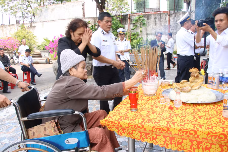 Mẹ Lê Thị Lan (82 tuổi, mẹ liệt sĩ Nguyễn Hữu Lộc) thắp hương cho của con trai và đồng đội.