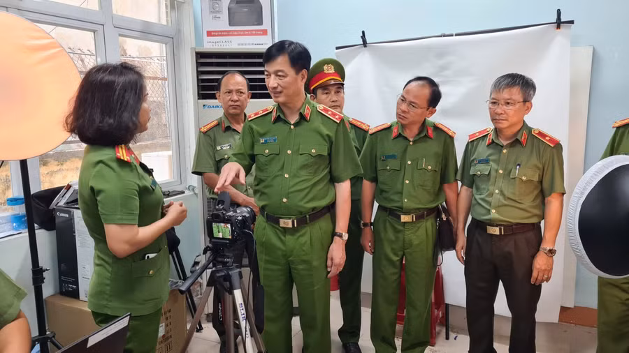 Trung tướng Nguyễn Duy Ngọc trao đổi với cán bộ công an tại điểm cấp căn cước công dân trên địa bàn quận Thanh Khê (TP Đà Nẵng).