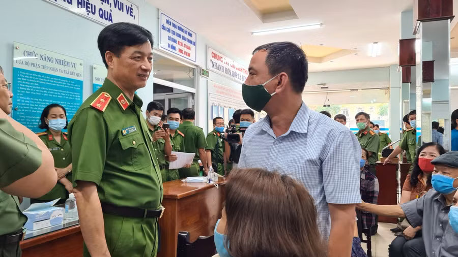 Trung tướng Nguyễn Duy Ngọc - Thứ trưởng Bộ Công an trò chuyện với người dân ở Đà Nẵng đang đi làm Căn cước công dân. 