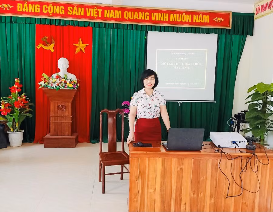 Cô giáo Lan Anh chia sẻ việc ứng dụng CNTT vào dạy học.