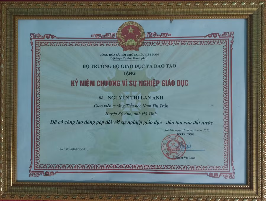 Cô Lan Anh vinh dự nhận kỷ niệm chương vì sự nghiệp giáo dục của Bộ GD&amp;ĐT.