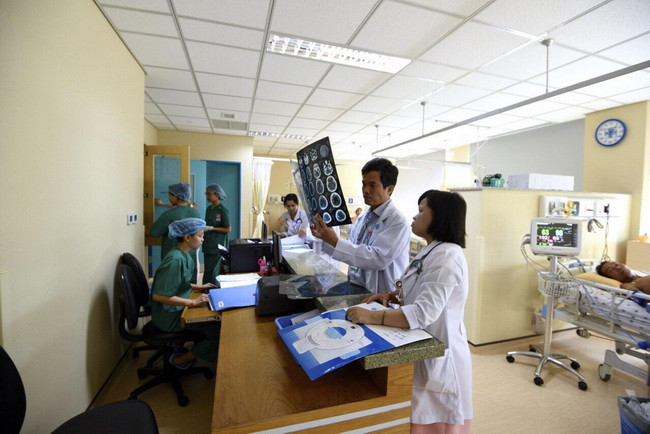 Bác sĩ đang chuẩn đoán các xét nghiệm cho bệnh nhân đột quỵ (Ảnh: BVCC). Bác sĩ đang chuẩn đoán các xét nghiệm cho bệnh nhân đột quỵ (Ảnh: BVCC).