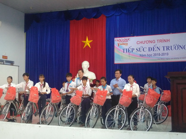 Ông Ngô Minh Toại - Phó Chủ tịch UBND huyện Ngọc Hiển (phải) cùng ông Nguyễn Văn Hậu - Ban Quản trị Hội bảo tồn lan rừng Việt Nam trao xe đạp và tập cho học sinh. Ông Ngô Minh Toại - Phó Chủ tịch UBND huyện Ngọc Hiển (phải) cùng ông Nguyễn Văn Hậu - Ban Quản trị Hội bảo tồn lan rừng Việt Nam trao xe đạp và tập cho học sinh.