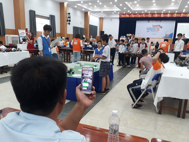 Phụ huynh tham gia cuộc thi ghi lại khoảnh khắc thi đấu cùng con. Phụ huynh tham gia cuộc thi ghi lại khoảnh khắc thi đấu cùng con.