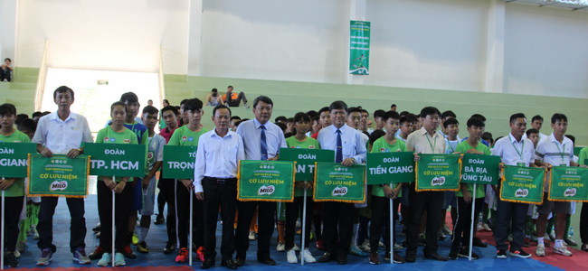 Đại diện lãnh đạo Sở GD&ĐT TPHCM và Lãnh đạo UBND Quận 8 TPHCM trao cờ lưu niệm cho các Đoàn vận động viên tham dự giải đấu. Đại diện lãnh đạo Sở GD&ĐT TPHCM và Lãnh đạo UBND Quận 8 TPHCM trao cờ lưu niệm cho các Đoàn vận động viên tham dự giải đấu.