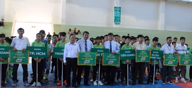 Đại diện lãnh đạo Sở GD&ĐT TPHCM và Lãnh đạo UBND Quận 8 TPHCM trao cờ lưu niệm cho các Đoàn vận động viên tham dự giải đấu.