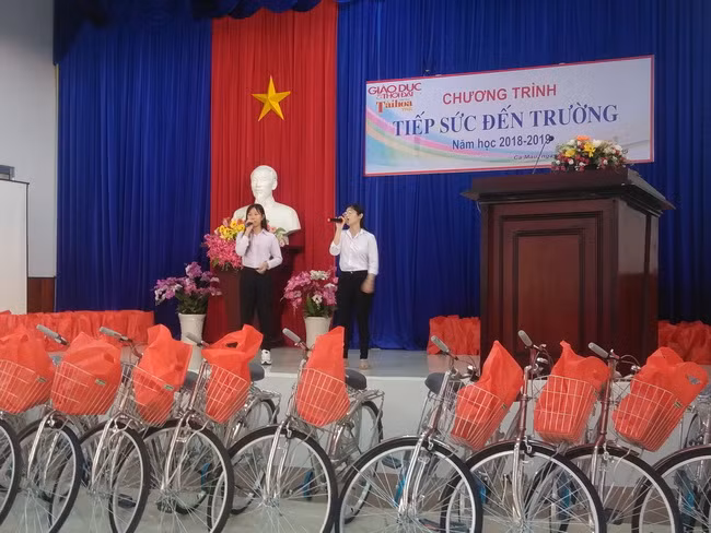 Tiết mục văn nghệ chào mừng chương trình do học sinh huyện Ngọc Hiển, Cà Mau thực hiện.