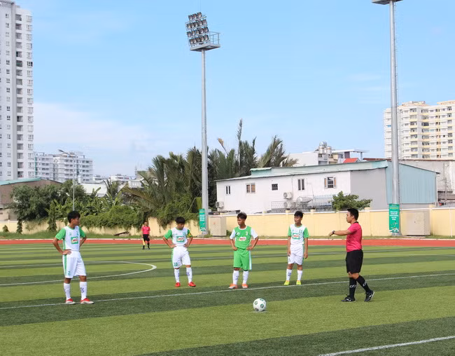 Quang cảnh trận đấu mở màn giữa đội tuyển An Giang và TPHCM. Kết thúc trận đấu hai đội hòa nhau với tỉ số 4-4.