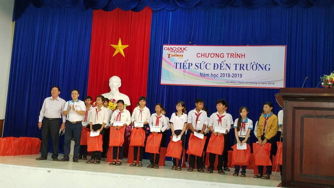 Đại diện Phòng GD&ĐT huyện Ngọc Hiển và Hội Bảo tồn lan rừng Việt Nam trao tặng học bổng và quà cho các em học sinh. Đại diện Phòng GD&ĐT huyện Ngọc Hiển và Hội Bảo tồn lan rừng Việt Nam trao tặng học bổng và quà cho các em học sinh.
