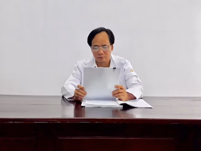 BS. CKII Lê Công Lĩnh - Giám đốc Trung tâm Y Tế huyện Phú Quốc chia sẻ với phóng viên về vụ việc ( Ảnh:T .Nghĩa).