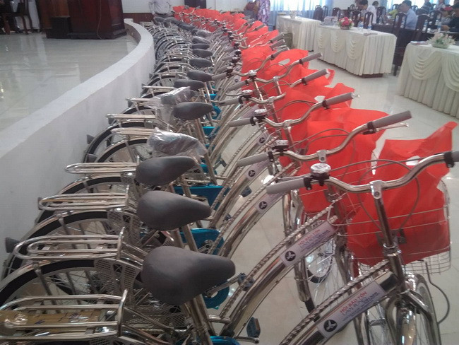 Những phần quà ý nghĩa do các mạnh thường quân và nhà tài trợ đồng hành cùng chương trình "Tiếp sức đến trường" tại huyện Ngọc Hiển-Cà Mau. Những phần quà ý nghĩa do các mạnh thường quân và nhà tài trợ đồng hành cùng chương trình "Tiếp sức đến trường" tại huyện Ngọc Hiển-Cà Mau.