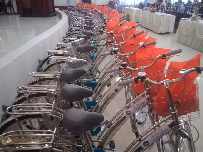 Những phần quà ý nghĩa do các mạnh thường quân và nhà tài trợ đồng hành cùng chương trình "Tiếp sức đến trường" tại huyện Ngọc Hiển-Cà Mau.