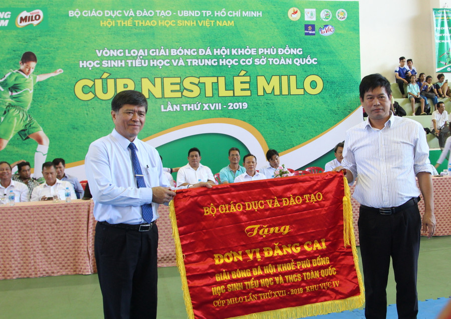 Ông Nguyễn Ngọc Thành – Chánh văn phòng Hội thể thao học sinh Việt Nam trao cờ đơn vị đăng cai giải cho ông Nguyễn Văn Hiếu, Phó Giám đốc- Sở GD&ĐT TPHCM Ông Nguyễn Ngọc Thành – Chánh văn phòng Hội thể thao học sinh Việt Nam trao cờ đơn vị đăng cai giải cho ông Nguyễn Văn Hiếu, Phó Giám đốc- Sở GD&ĐT TPHCM