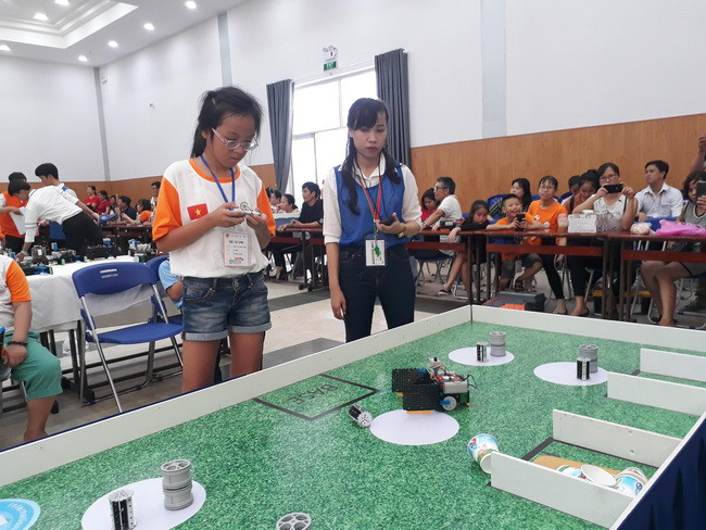 Cuộc thi IYRC là cơ hội để các bạn nhỏ thể hiện đam mê với robot. Cuộc thi IYRC là cơ hội để các bạn nhỏ thể hiện đam mê với robot.