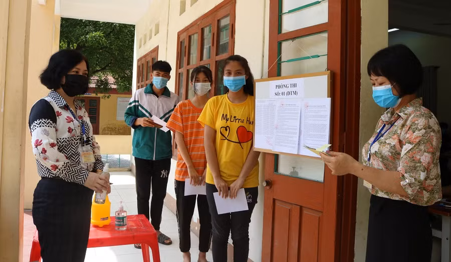 Các thi sinh tại hội đồng thi THPT Dương Tự Minh được giám thị hướng dẫn nhận phòng, làm thủ tục dự thi