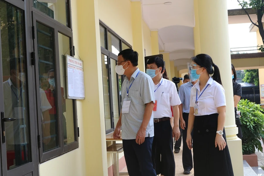 Ông Đặng Xuân Trường, Phó chủ tịch Thường trực UBND tỉnh Thái Nguyên, Trưởng ban chỉ đạo kỳ thi kiểm tra tại hội đồng thi THPT Chu Văn An 