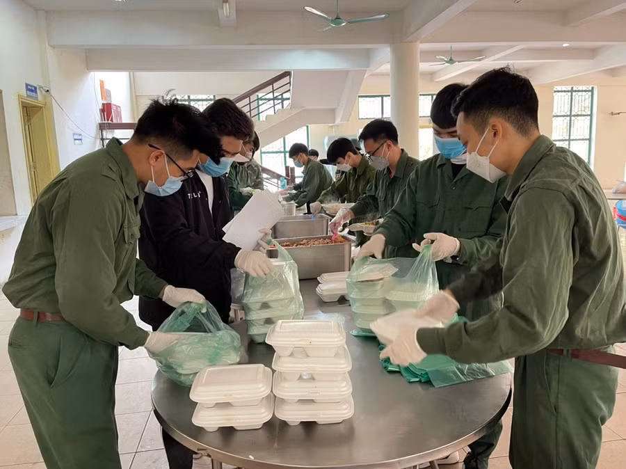 Đội thanh niên tình nguyện kết hợp chia phát khẩu phần ăn và mang tới từng khu ký túc xá