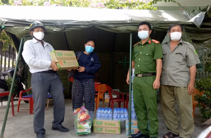 Cô Vy trao quà cho lực lượng phòng chống dịch.