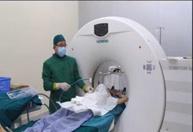 Bệnh nhân đang được đốt u phổi bằng vi sóng.