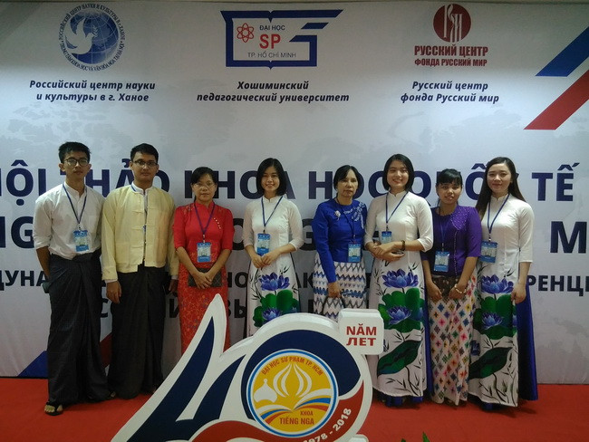 Các sinh viên khoa tiếng Nga - trường ĐH Sư phạm TPHCM chụp hình lưu niệm với các đại biểu tại hội thảo. Các sinh viên khoa tiếng Nga - trường ĐH Sư phạm TPHCM chụp hình lưu niệm với các đại biểu tại hội thảo.