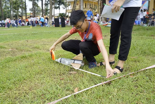 Thành tích tên lửa được bắn vượt qua vạch sân thi đấu.