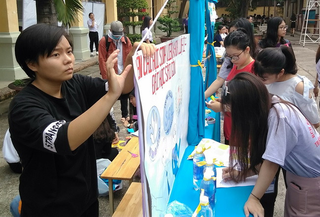 Các gian hàng trưng bày của các khoa luôn thu hút rất đông các tân SV đến tham quan và trải nghiệm các trò chơi. Các gian hàng trưng bày của các khoa luôn thu hút rất đông các tân SV đến tham quan và trải nghiệm các trò chơi.