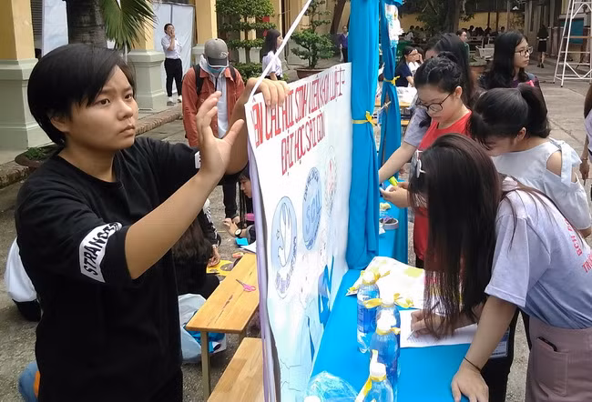 Các gian hàng trưng bày của các khoa luôn thu hút rất đông các tân SV đến tham quan và trải nghiệm các trò chơi.